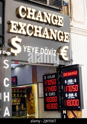 Servizio di cambio valuta finestra e tassi in mostra per euro e dollari, via Istiklal, Beyoglu, Istanbul, Turchia Foto Stock