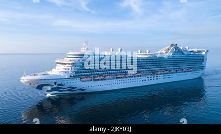 Arrivo della nave da crociera Caribbean Princess nel porto di Spagna. Nave da crociera Caribbean Princess foto aerea. Foto Stock