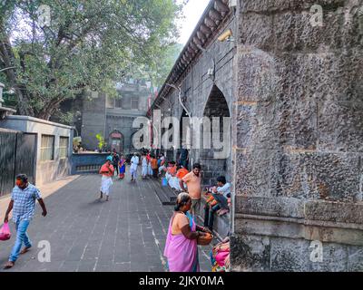 Tuljapur, India- Dicembre 19th 2019; bella vista interna del popolare tempio di tuljapur Bhavani, devoti e prete indù che preparano l'oggetto di adorazione, Foto Stock