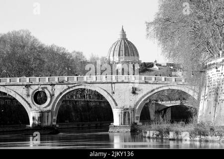 Foto in bianco e nero del Ponte Sisto sul Tevere e sullo sfondo la cupola di San Pietro Foto Stock