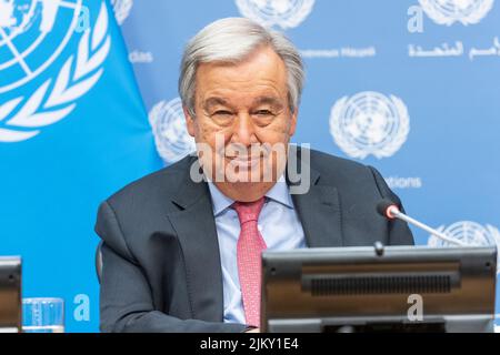Il segretario generale Antonio Guterres conduce un briefing stampa sul lancio del briefing del 3rd da parte del GCRG su alimentazione, energia e finanze presso la sede delle Nazioni Unite a New York il 3 agosto 2022. Il rapporto del Global Crisis Response Group e di Rebeca Grynspan, che si sono Uniti virtualmente a Ginevra, hanno evidenziato l'insicurezza globale sulla carenza di cibo, energia e finanza dopo la pandemia del COVID-19 e aggravata dalla guerra che la Russia sta facendo sull'Ucraina. Il segretario generale e la sig.ra Grynspan hanno esortato tutti i paesi a conservare l'energia, investire di più nelle fonti di energia rinnovabili, tassare i profitti eccessivi delle società petrolifere e del gas e distribuirli Foto Stock