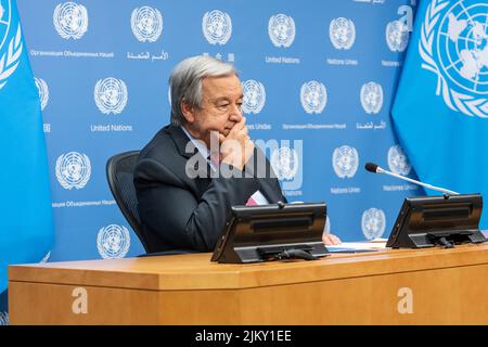 Il segretario generale Antonio Guterres conduce un briefing stampa sul lancio del briefing del 3rd da parte del GCRG su alimentazione, energia e finanze presso la sede delle Nazioni Unite a New York il 3 agosto 2022. Il rapporto del Global Crisis Response Group e di Rebeca Grynspan, che si sono Uniti virtualmente a Ginevra, hanno evidenziato l'insicurezza globale sulla carenza di cibo, energia e finanza dopo la pandemia del COVID-19 e aggravata dalla guerra che la Russia sta facendo sull'Ucraina. Il segretario generale e la sig.ra Grynspan hanno esortato tutti i paesi a conservare l'energia, investire di più nelle fonti di energia rinnovabili, tassare i profitti eccessivi delle società petrolifere e del gas e distribuirli Foto Stock