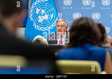 Il segretario generale Antonio Guterres conduce un briefing stampa sul lancio del briefing del 3rd da parte del GCRG su alimentazione, energia e finanze presso la sede delle Nazioni Unite a New York il 3 agosto 2022. Il rapporto del Global Crisis Response Group e di Rebeca Grynspan, che si sono Uniti virtualmente a Ginevra, hanno evidenziato l'insicurezza globale sulla carenza di cibo, energia e finanza dopo la pandemia del COVID-19 e aggravata dalla guerra che la Russia sta facendo sull'Ucraina. Il segretario generale e la sig.ra Grynspan hanno esortato tutti i paesi a conservare l'energia, investire di più nelle fonti di energia rinnovabili, tassare i profitti eccessivi delle società petrolifere e del gas e distribuirli Foto Stock