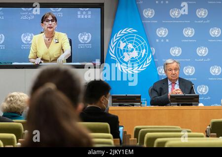 Il segretario generale Antonio Guterres conduce un briefing stampa sul lancio del briefing del 3rd da parte del GCRG su alimentazione, energia e finanze presso la sede delle Nazioni Unite a New York il 3 agosto 2022. Il rapporto del Global Crisis Response Group e di Rebeca Grynspan che si sono Uniti virtualmente da Ginevra (visto sullo schermo) ha evidenziato l'insicurezza globale sulla carenza di cibo, energia e finanza dopo la pandemia del COVID-19 e aggravata dalla guerra la Russia sta facendo il suo male all'Ucraina. Il segretario generale e la sig.ra Grynspan hanno esortato tutti i paesi a conservare l'energia, investire di più nelle fonti di energia rinnovabili, tassare i profitti eccessivi da parte del petrolio e del gas comp Foto Stock