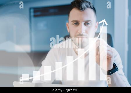 Concetto di crescita aziendale. Uomo con un grafico. Foto Stock