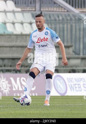 3rd agosto 2022; Stadio Patin, Castel di Sangro, Italia; calcio amichevole, SSC Napoli contro Girona FC: Amir Rrhamani di Napoli Foto Stock