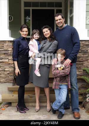 GINA HOLDEN, DAPHNE ZUNIGA, DAN PAYNE, KENNEDI CLEMENTS, NICOLAI GUISTRA, una famiglia per il giorno del ringraziamento, 2010 Foto Stock