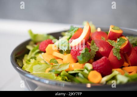 Un primo piano di insalata fresca e sana con frutta Foto Stock