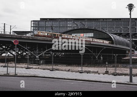 Un tiro a basso angolo di una ferrovia a Berlino, in Germania Foto Stock