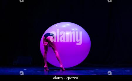 Edimburgo, Scozia, Regno Unito, 3rd agosto 2022. Edinburgh Festival Fringe: Lancio di Underbelly Fringe. Underbelly mette in mostra gli spettacoli di quest’anno alla Fringe. Nella foto: La Clique Circus. Credit: Sally Anderson/Alamy Live News Foto Stock