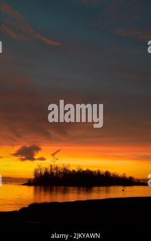 London Landing Steveston Sunset. Un tramonto tranquillo sul fiume Fraser a Steveston. Vicino a Vancouver, British Columbia, Canada. Foto Stock