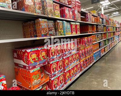 Grovetown, GA USA - 04 20 22: Walmart vendita al dettaglio sezione varietà di cereali Foto Stock