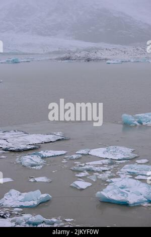 Gli iceberg galleggiano sul lago del ghiacciaio Fjallsarlon in Islanda Foto Stock