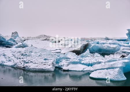 Grandi iceberg blu al Lago del Ghiacciaio Fjallsarlon, Islanda. Foto Stock