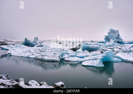 Grandi iceberg blu al Lago del Ghiacciaio Fjallsarlon, Islanda. Foto Stock