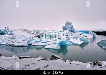 Grandi iceberg blu galleggianti o Fjallsarlon Glacier Lake, Islanda. Foto Stock