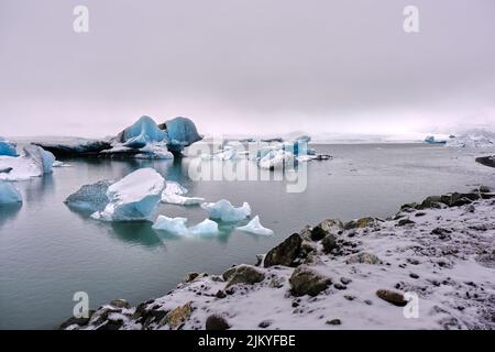 Grandi iceberg blu al Lago del Ghiacciaio Fjallsarlon, Islanda. Foto Stock