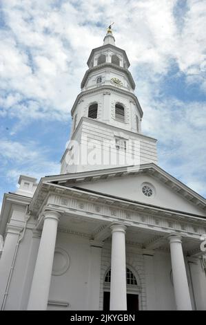 Un colpo di angolo basso della Chiesa di San Michele contro il cielo nuvoloso blu in una giornata di sole a Charleston, Carolina del Sud, Stati Uniti Foto Stock