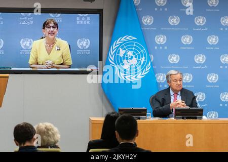 New York, New York, Stati Uniti. 3rd ago 2022. Il segretario generale Antonio Guterres conduce un briefing stampa sul lancio del briefing del 3rd da parte del GCRG su alimentazione, energia e finanze presso la sede delle Nazioni Unite. Il rapporto del Global Crisis Response Group e di Rebeca Grynspan che si sono Uniti virtualmente da Ginevra (visto sullo schermo) ha evidenziato l'insicurezza globale sulla carenza di cibo, energia e finanza dopo la pandemia del COVID-19 e aggravata dalla guerra la Russia sta facendo il suo male all'Ucraina. Il segretario generale e la sig.ra Grynspan hanno esortato tutti i paesi a risparmiare energia, investire di più nelle fonti di energia rinnovabili, tassare profitti eccessivi Foto Stock
