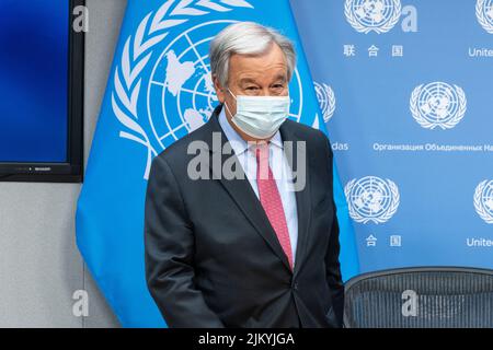 New York, NY - 3 agosto 2022: Il Segretario generale Antonio Guterres conduce un briefing stampa sul lancio del briefing 3rd del GCRG su alimentazione, energia e Finanza presso la sede delle Nazioni Unite Foto Stock