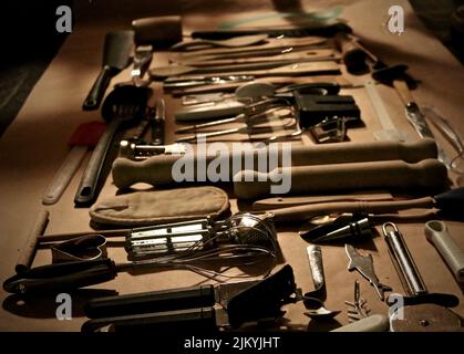 Un piatto di utensili da cucina su un tavolo di legno Foto Stock