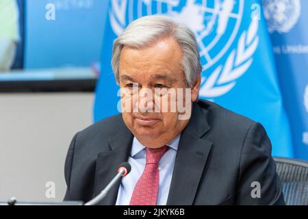 New York, NY - 3 agosto 2022: Il Segretario generale Antonio Guterres conduce un briefing stampa sul lancio del briefing 3rd del GCRG su alimentazione, energia e Finanza presso la sede delle Nazioni Unite Foto Stock