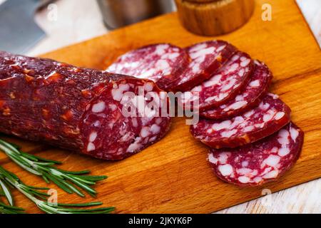 Gustoso salsiccia semi-secca di Braunschweig con rosmarino Foto Stock