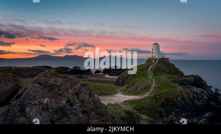 Una vista aerea di Lighthouse, Anglesey, Wales, UK splendida alba che guarda su Snowdonia Foto Stock