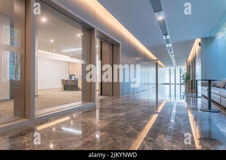corridoio vuoto in ospedale moderno con decorazione. Foto Stock