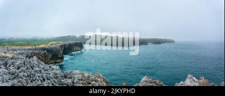 Vista panoramica delle splendide scogliere costiere chiamate Bufones de Pia nella città di Llanes. Asturie. Spagna Foto Stock