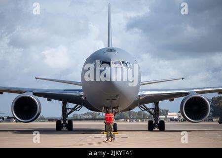 Senior Airman Ike Mendonez, 22nd manutenzione Squadron Aerospace Propulsion Journeyman, osserva come un KC-46A Pegasus inizia i suoi motori il 12 aprile 2022, presso la base aerea di Morón, Spagna. Manutenzione gli Airmen monitorano il processo per individuare eventuali problemi che potrebbero influire sulla sicurezza e sull'esecuzione delle missioni. (STATI UNITI Air Force foto di staff Sgt. Nathan Eckert) Foto Stock