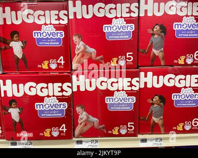 Grovetown, GA USA - 04 20 22: Vendita al dettaglio prodotti Huggies variety box of pannols shelf price Foto Stock