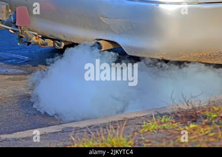 Inquinamento ambientale del tubo di scarico, tubo auto metallico con smog tossico di benzine CO2, diversità di trasporto Foto Stock