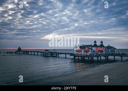 Una bella vista di Pier Sellin nella località balneare del Baltico di Sellin, Rugen, Germania Foto Stock