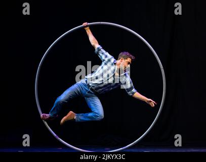 Edimburgo, Scozia, Regno Unito, 3rd agosto 2022. Edinburgh Festival Fringe: Lancio di Underbelly Fringe. Underbelly mette in mostra gli spettacoli di quest’anno alla Fringe. Nella foto: Charlie Wheeller di la Clique. Credit: Sally Anderson/Alamy Live News Foto Stock