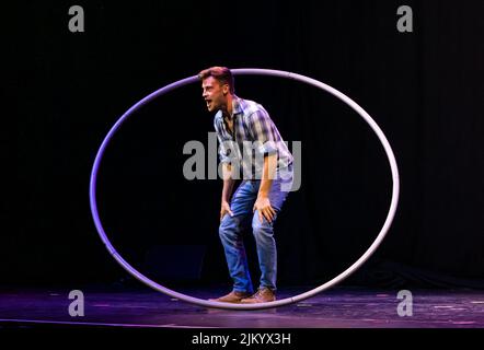 Edimburgo, Scozia, Regno Unito, 3rd agosto 2022. Edinburgh Festival Fringe: Lancio di Underbelly Fringe. Underbelly mette in mostra gli spettacoli di quest’anno alla Fringe. Nella foto: Charlie Wheeller di la Clique. Credit: Sally Anderson/Alamy Live News Foto Stock