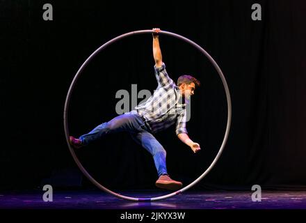 Edimburgo, Scozia, Regno Unito, 3rd agosto 2022. Edinburgh Festival Fringe: Lancio di Underbelly Fringe. Underbelly mette in mostra gli spettacoli di quest’anno alla Fringe. Nella foto: Charlie Wheeller di la Clique. Credit: Sally Anderson/Alamy Live News Foto Stock