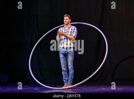 Edimburgo, Scozia, Regno Unito, 3rd agosto 2022. Edinburgh Festival Fringe: Lancio di Underbelly Fringe. Underbelly mette in mostra gli spettacoli di quest’anno alla Fringe. Nella foto: Charlie Wheeller di la Clique. Credit: Sally Anderson/Alamy Live News Foto Stock