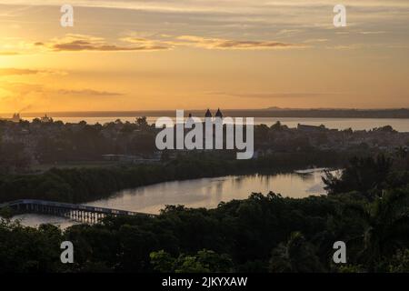 Uno splendido scenario di montagne verdi che si riflettono sull'acqua nella città di Matanzas Cuba all'alba Foto Stock