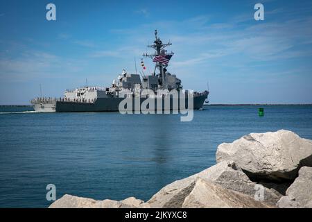 STAZIONE NAVALE MAYPORT, Fl. (ago. 2, 2022) il cacciatorpediniere missilistico guidato di classe Arleigh Burke USS Delbert D. Black (DDG 119) parte Naval Station Mayport per lo spiegamento, 2 agosto 2022. USS Delbert D. Black è casa presso la Naval Station Mayport. (STATI UNITI Foto Navy di Mass Communication Specialist 2nd Class Juel Foster) Foto Stock