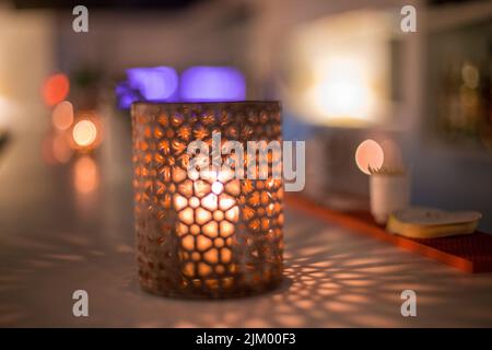 Candela tradizionale all'interno di un hotel di lusso Foto Stock