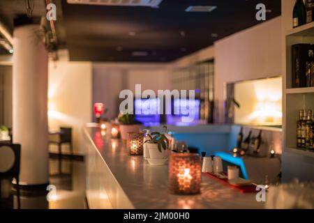 Candela tradizionale all'interno di un hotel di lusso Foto Stock