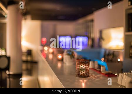 Candela tradizionale all'interno di un hotel di lusso Foto Stock