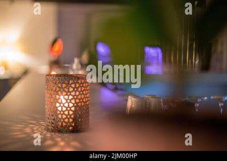 Candela tradizionale all'interno di un hotel di lusso Foto Stock