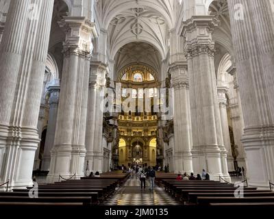 Granada, Spagna, 04-11-2022. Immagine nella Cattedrale di Granada. Immagine della sua navata e altare centrale. Foto Stock