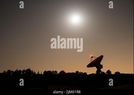 Guadalajara, Spagna. 03rd ago 2022. La luna e la Spica (la stella più luminosa del cielo) sono viste durante la notte vicino ad un radiotelescopio dall'Osservatorio di Yebes, la principale struttura scientifica e tecnica dell'Istituto geografico Nazionale di Spagna. Spica, nota anche come Alpha Virginis, è l'oggetto più luminoso della costellazione della Vergine e uno dei 15 più luminosi di tutto il cielo. Secondo la NASA per quest'anno 2022, Spica sarà visibile il 3rd agosto a circa 4 gradi sotto la luna crescente. Credit: Marcos del Maio/Alamy Live News Foto Stock