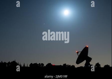 Guadalajara, Spagna. 03rd ago 2022. La luna e la Spica (la stella più luminosa del cielo) sono viste durante la notte vicino ad un radiotelescopio dall'Osservatorio di Yebes, la principale struttura scientifica e tecnica dell'Istituto geografico Nazionale di Spagna. Spica, nota anche come Alpha Virginis, è l'oggetto più luminoso della costellazione della Vergine e uno dei 15 più luminosi di tutto il cielo. Secondo la NASA per quest'anno 2022, Spica sarà visibile il 3rd agosto a circa 4 gradi sotto la luna crescente. Credit: Marcos del Maio/Alamy Live News Foto Stock