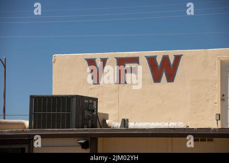 Benson, Arizona, USA - 31 maggio 2022: La luce del pomeriggio risplende sulla Veteran's of Foreign Wars VFW Hall nel centro di Benson. Foto Stock