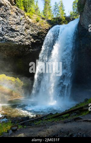 cascata profonda nella foresta con arcobaleno in fondo Foto Stock