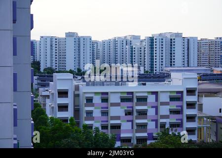 Un angolo alto di un quartiere residenziale con edifici moderni circondati da alberi verdi Foto Stock